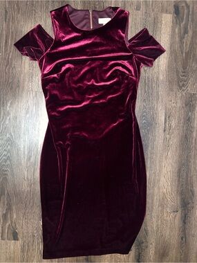 Calvin Klein Size 4 Burgundy Suede Cold Shoulder Knee Length Dress